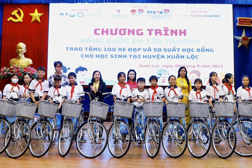Thanh niên TTXVN trao học bổng cho học sinh nghèo vượt khó ở Đồng Nai - Ảnh 4.