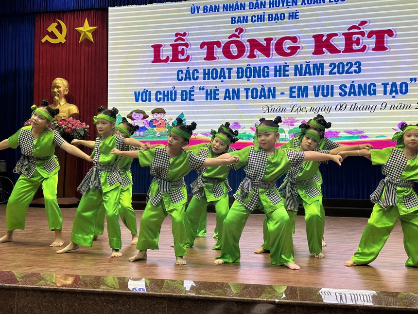 Thanh niên TTXVN trao học bổng cho học sinh nghèo vượt khó ở Đồng Nai - Ảnh 7.