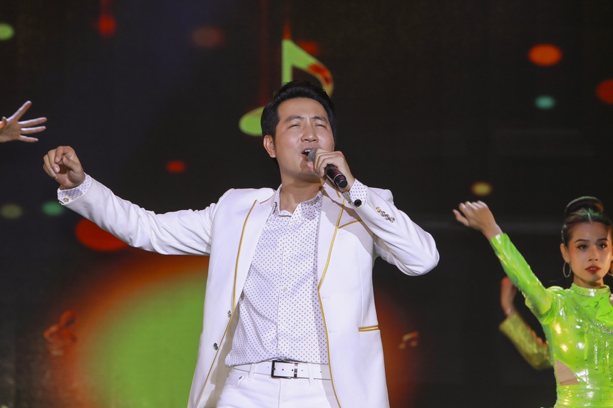 Ca sĩ Phi Hùng: Chàng diễn viên ballet và lối rẽ âm nhạc, điện ảnh - Ảnh 1.