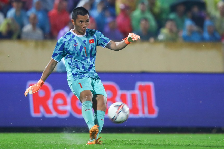 Thủ môn Văn Lâm lặng lẽ ngồi trên khán đài, nhìn ĐT Việt Nam thắng 2-0 trước Palestine - Ảnh 3.