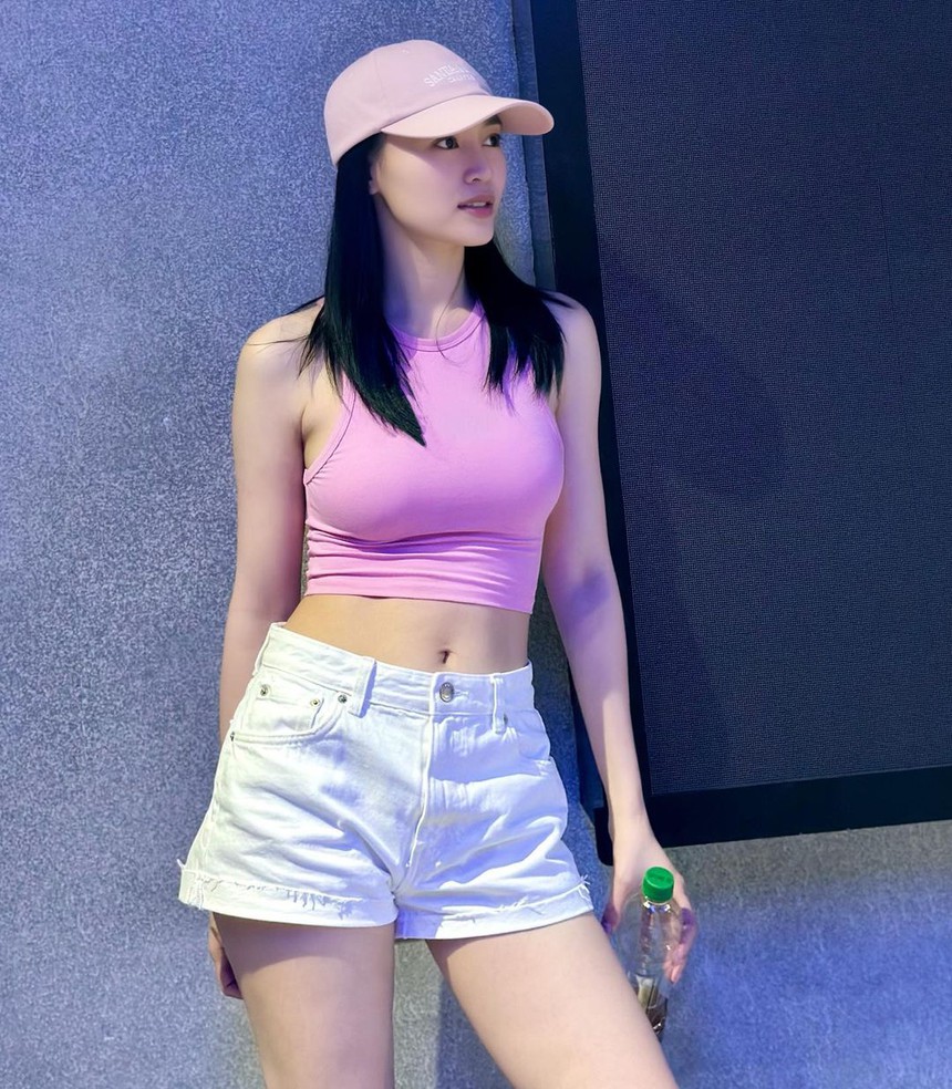 Quần short - Item được Ninh Dương Lan Ngọc diện đi muôn nơi: Dễ mặc, dễ phối, tôn dáng hiệu quả  - Ảnh 3.