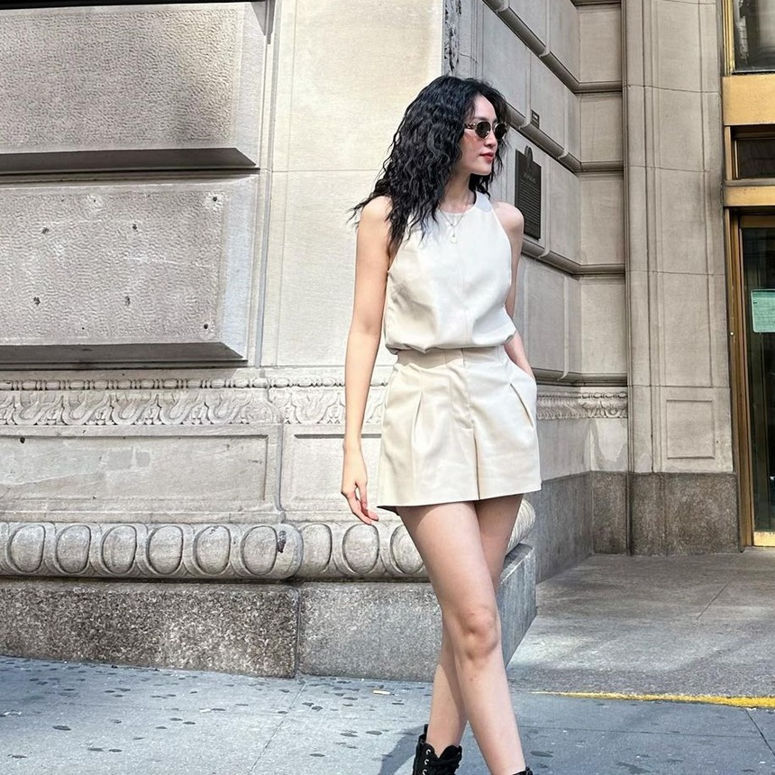 Quần short - Item được Ninh Dương Lan Ngọc diện đi muôn nơi: Dễ mặc, dễ phối, tôn dáng hiệu quả  - Ảnh 2.