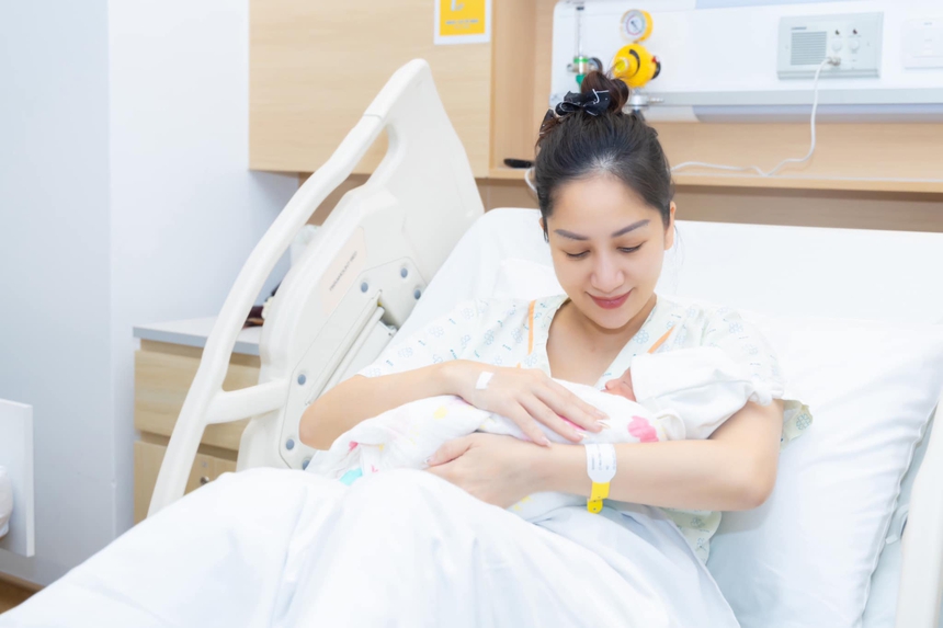 Khánh Thi sinh con lần 3 - Ảnh 2.