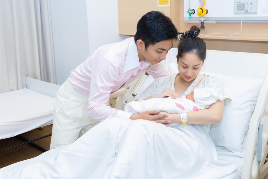 Sắc vóc Khánh Thi qua 3 lần "vượt cạn": Càng đẻ càng đẹp - Ảnh 1.