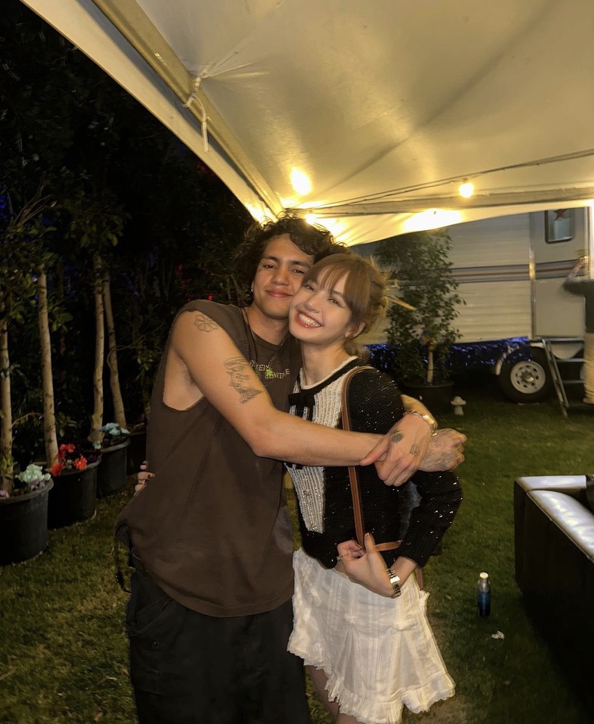 Lisa Blackpink vướng vào tin đồn tình ái liên quan đến quán rượu 18+ tại Paris - Ảnh 2.