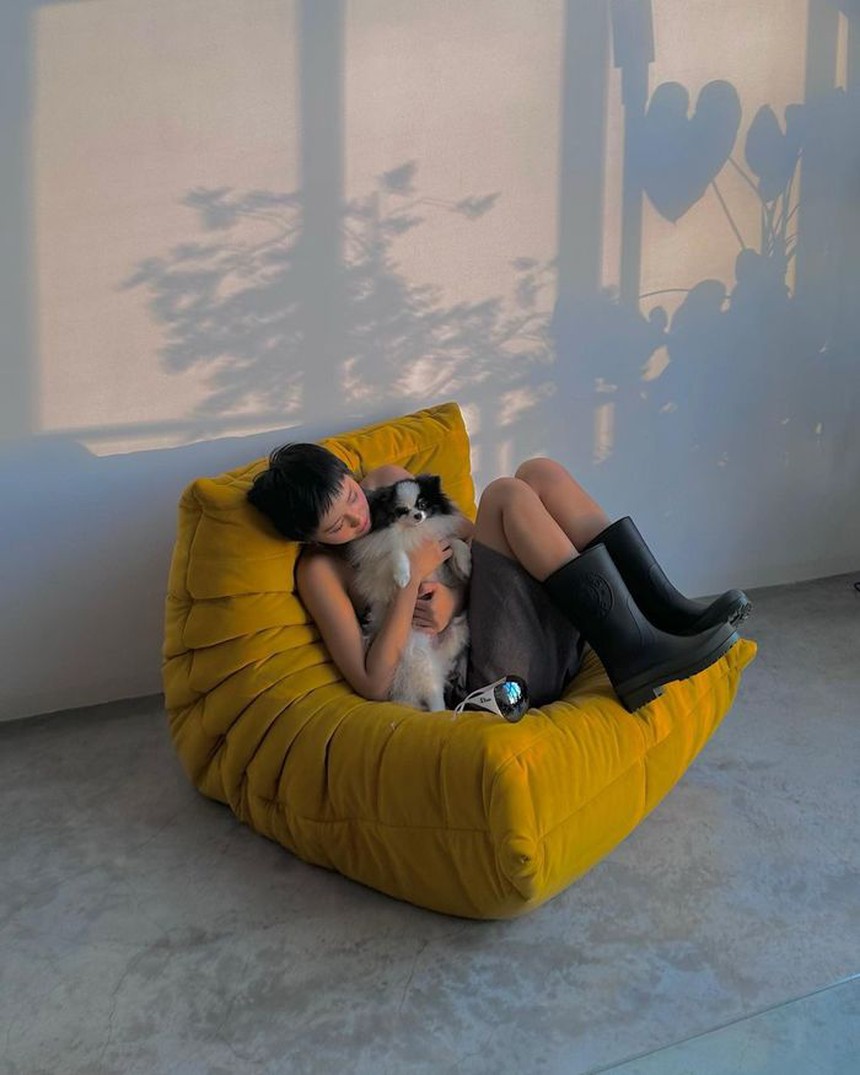 Bộ sưu tập giày hiệu của "Cô Em Trendy" Khánh Linh: Đôi rẻ cũng 15 triệu đồng - Ảnh 7. Bộ sưu tập giày hiệu của "Cô Em Trendy" Khánh Linh: Đôi rẻ cũng 15 triệu đồng - Ảnh 7.