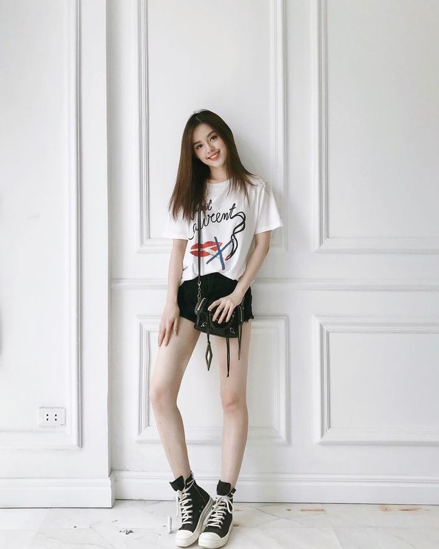 Bộ sưu tập giày hiệu của "Cô Em Trendy" Khánh Linh: Đôi rẻ cũng 15 triệu đồng - Ảnh 8. Bộ sưu tập giày hiệu của "Cô Em Trendy" Khánh Linh: Đôi rẻ cũng 15 triệu đồng - Ảnh 8.