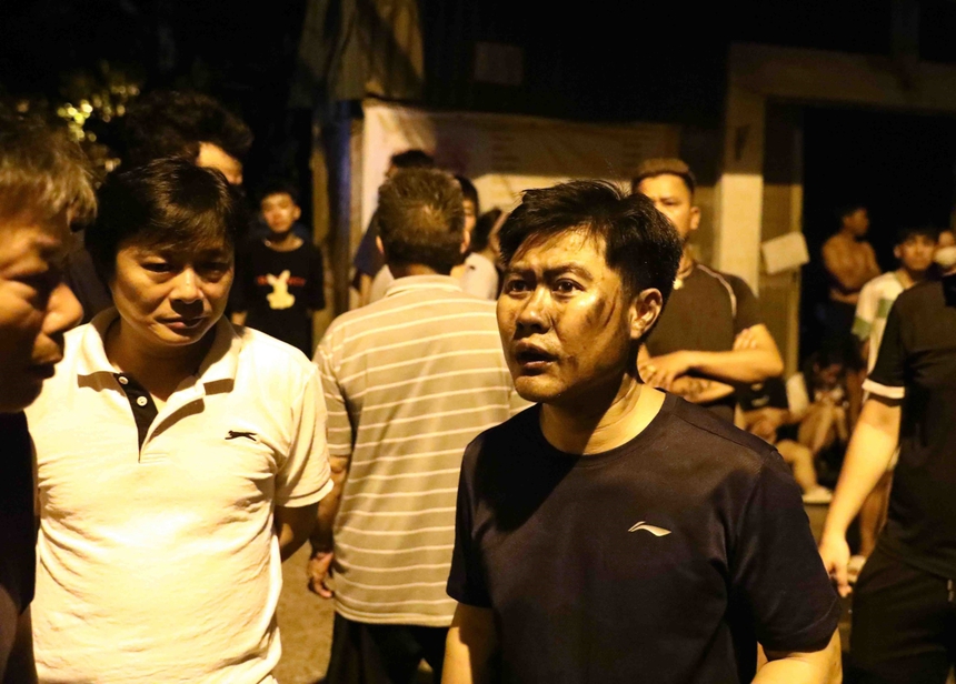 Chung cư mini ở Hà Nội cháy lớn, nhiều người mắc kẹt - Ảnh 8.