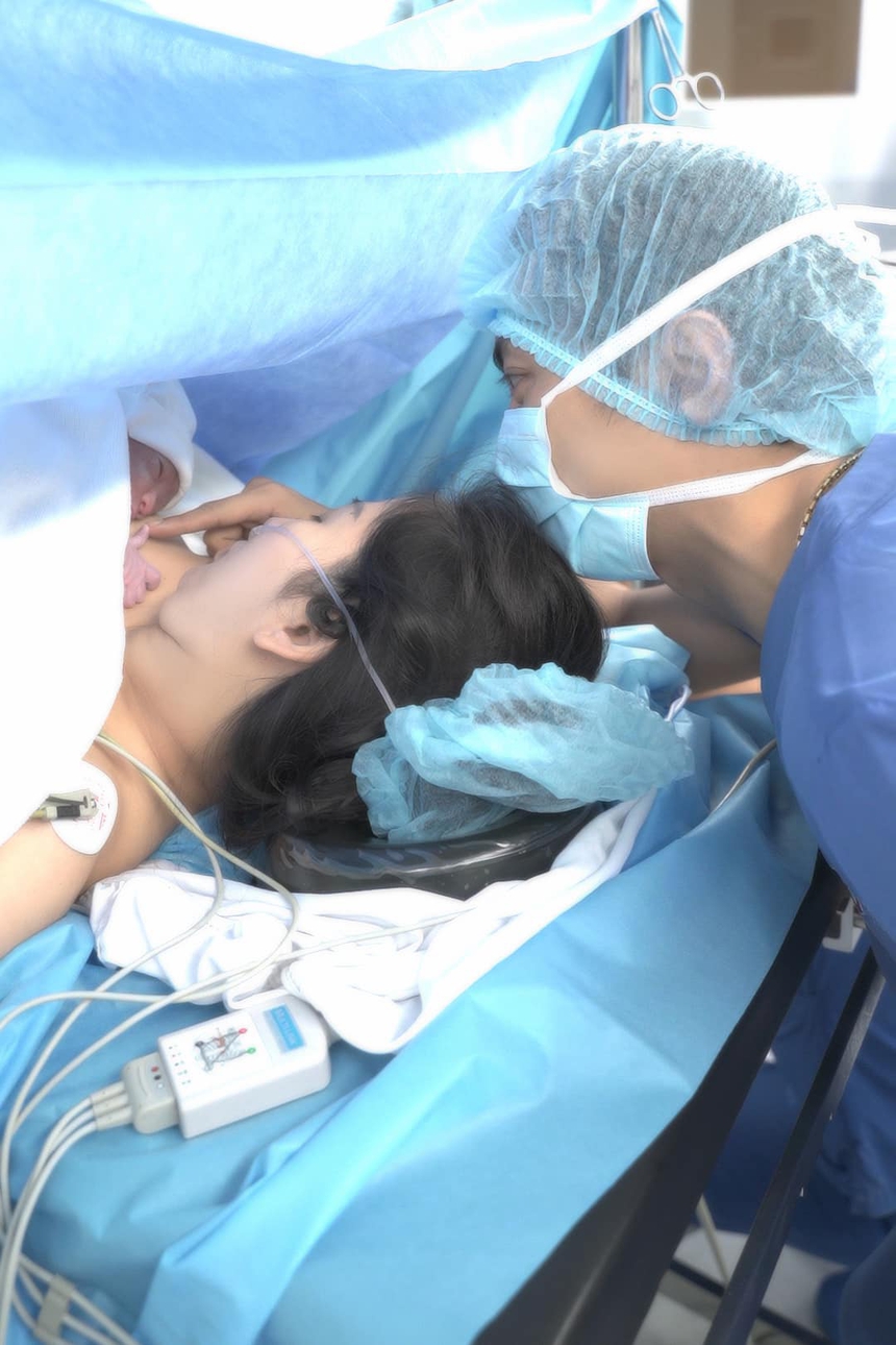 Phan Hiển không kìm được nước mắt khi Khánh Thi sinh con thứ 3 - Ảnh 1.