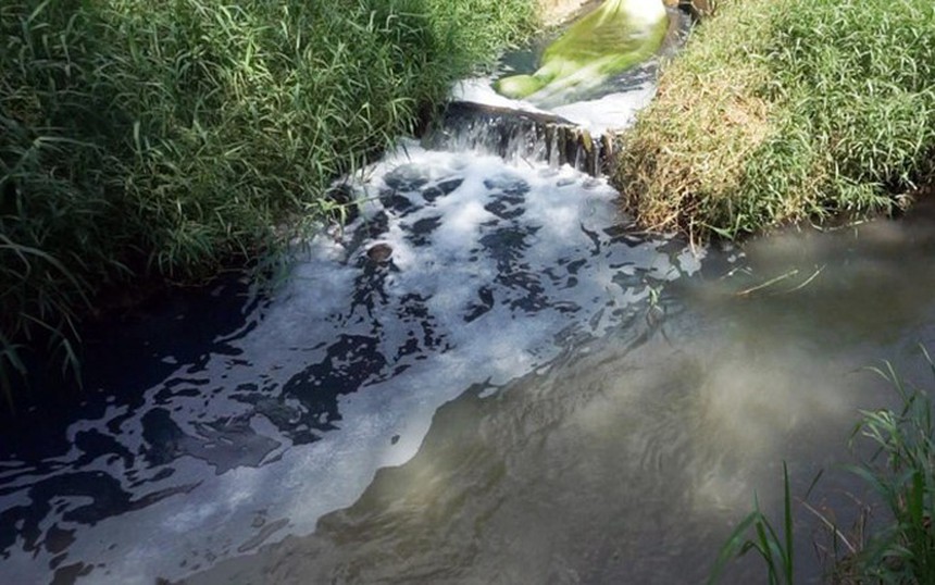 Xả thải gây ô nhiễm môi trường, hai cá nhân bị xử phạt gần 300 triệu đồng - Ảnh 1.