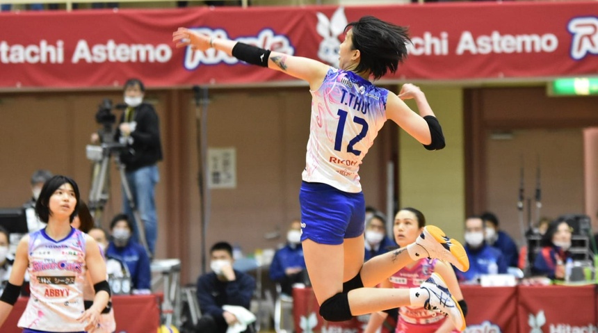 Thanh Thúy tận dụng tốt lợi thế chiều cao để tỏa sáng trong màu áo PFU Blue Cats ở giải bóng chuyền nhà nghề Nhật Bản