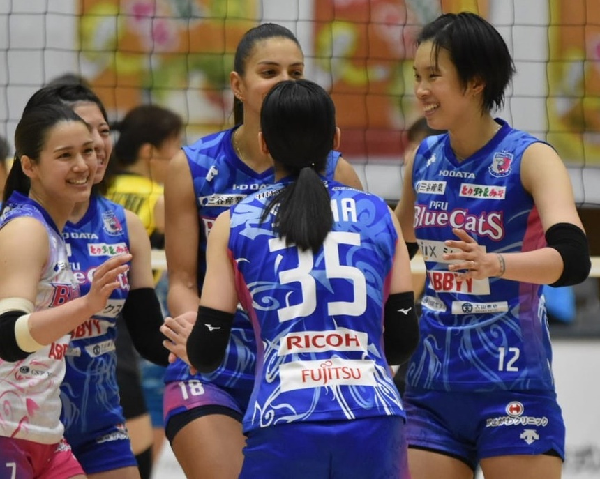 Thanh Thúy (số 12) phải đánh phụ công nhưng vẫn chơi nổi bật trong màu áo CLB PFU Blue Cats ở giải bóng chuyền nhà nghề Nhật Bản