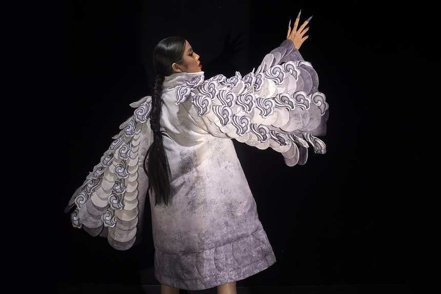 NTK Phan Anh Tuấn cùng sinh viên Tôn Đức Thắng trình làng BST tốt nghiệp ấn tượng - Ảnh 8.