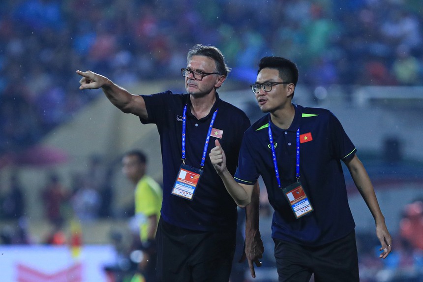 Thắng 3 trận liên tiếp, HLV Troussier lập thành tích chưa từng có với bóng đá Việt Nam - Ảnh 2.