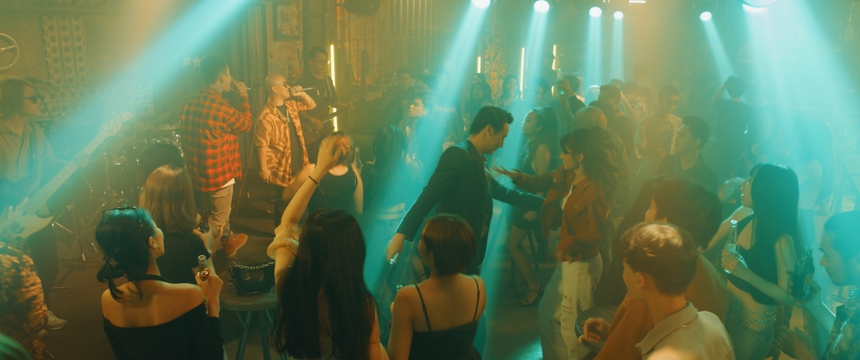 Isaac suy sụp vì "chạy deadline", Rocker Nguyễn bị Emma Lê thách thức ở trailer "Giao lộ 8675" - Ảnh 17.