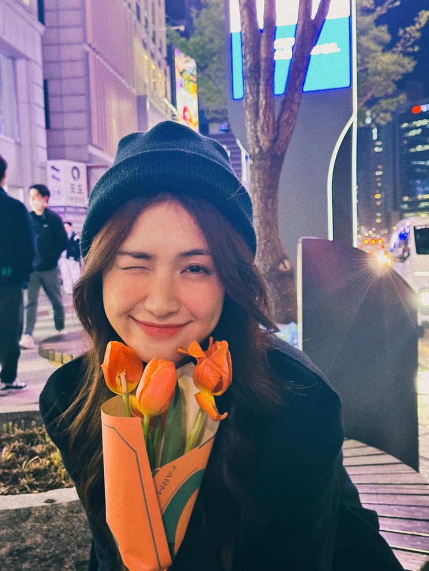 Học Hòa Minzy các kiểu tóc trẻ hóa diện mạo: Đừng quên nhấn nhá bằng dây ruy băng, nơ cài - Ảnh 2.