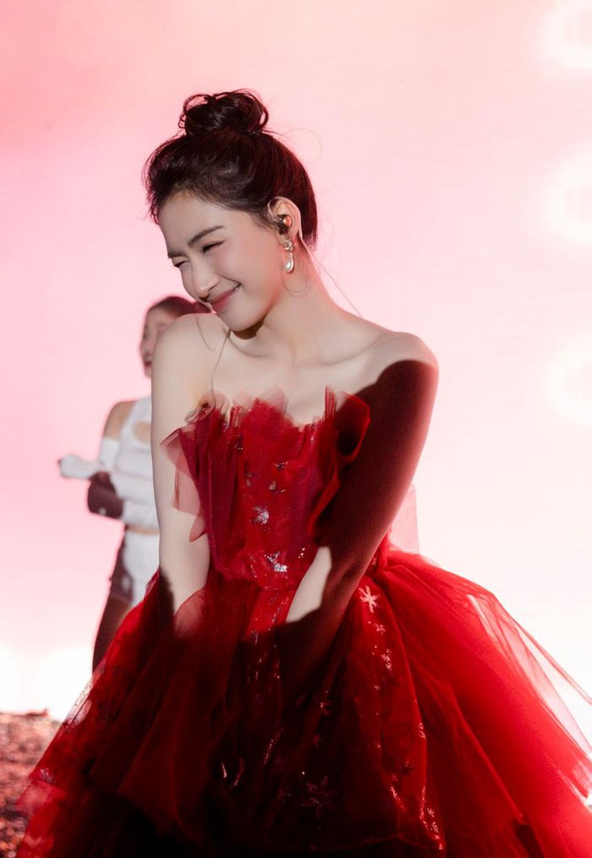 Học Hòa Minzy các kiểu tóc trẻ hóa diện mạo: Đừng quên nhấn nhá bằng dây ruy băng, nơ cài - Ảnh 9.