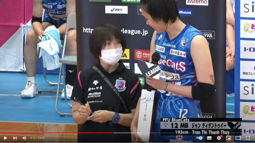 Thanh Thúy tạo địa chấn khi nhận 2 giải thưởng danh giá ở Nhật Bản, khiến cameraman bối rối vì chiều cao 1m93 - Ảnh 2.