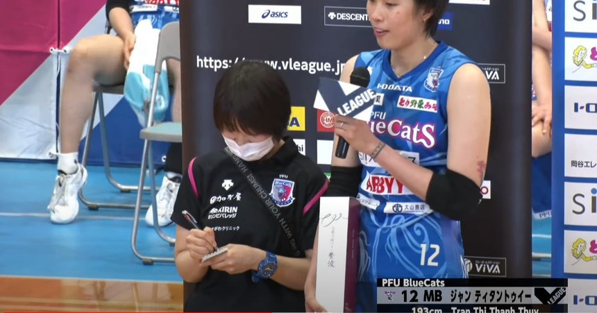 Thanh Thúy tạo địa chấn khi nhận 2 giải thưởng danh giá ở Nhật Bản, khiến cameraman bối rối vì chiều cao 1m93 - Ảnh 3.