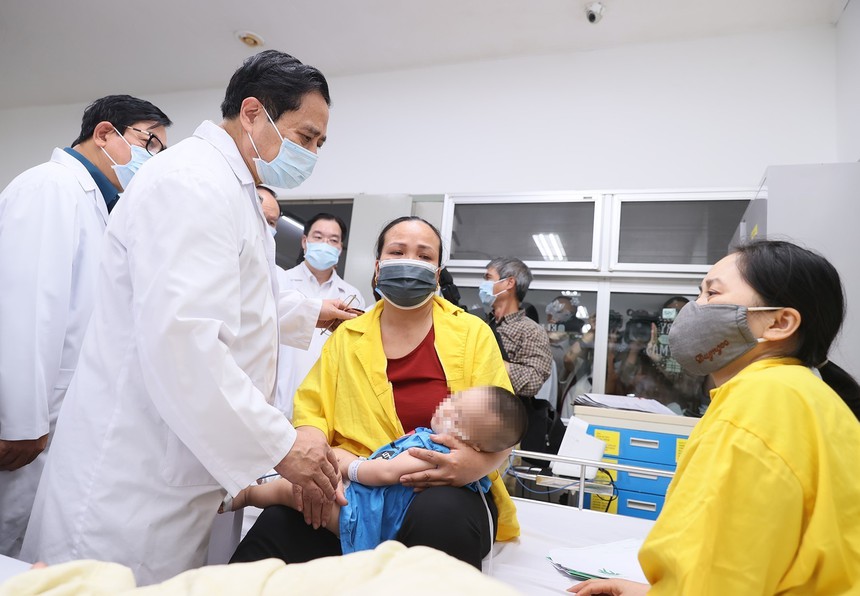 Thủ tướng kiểm tra hiện trường và thăm hỏi sức khỏe nạn nhân trong vụ cháy chung cư mini ở quận Thanh Xuân - Ảnh 3.