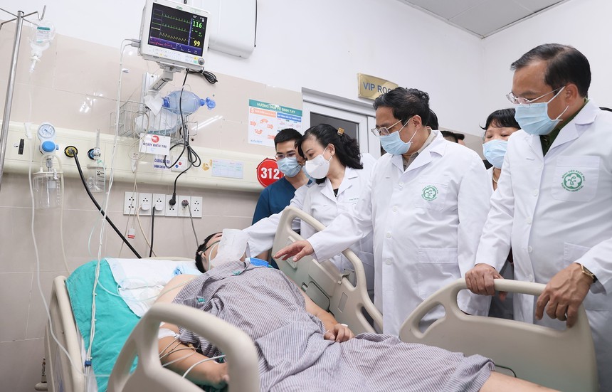 Thủ tướng kiểm tra hiện trường và thăm hỏi sức khỏe nạn nhân trong vụ cháy chung cư mini ở quận Thanh Xuân - Ảnh 6.