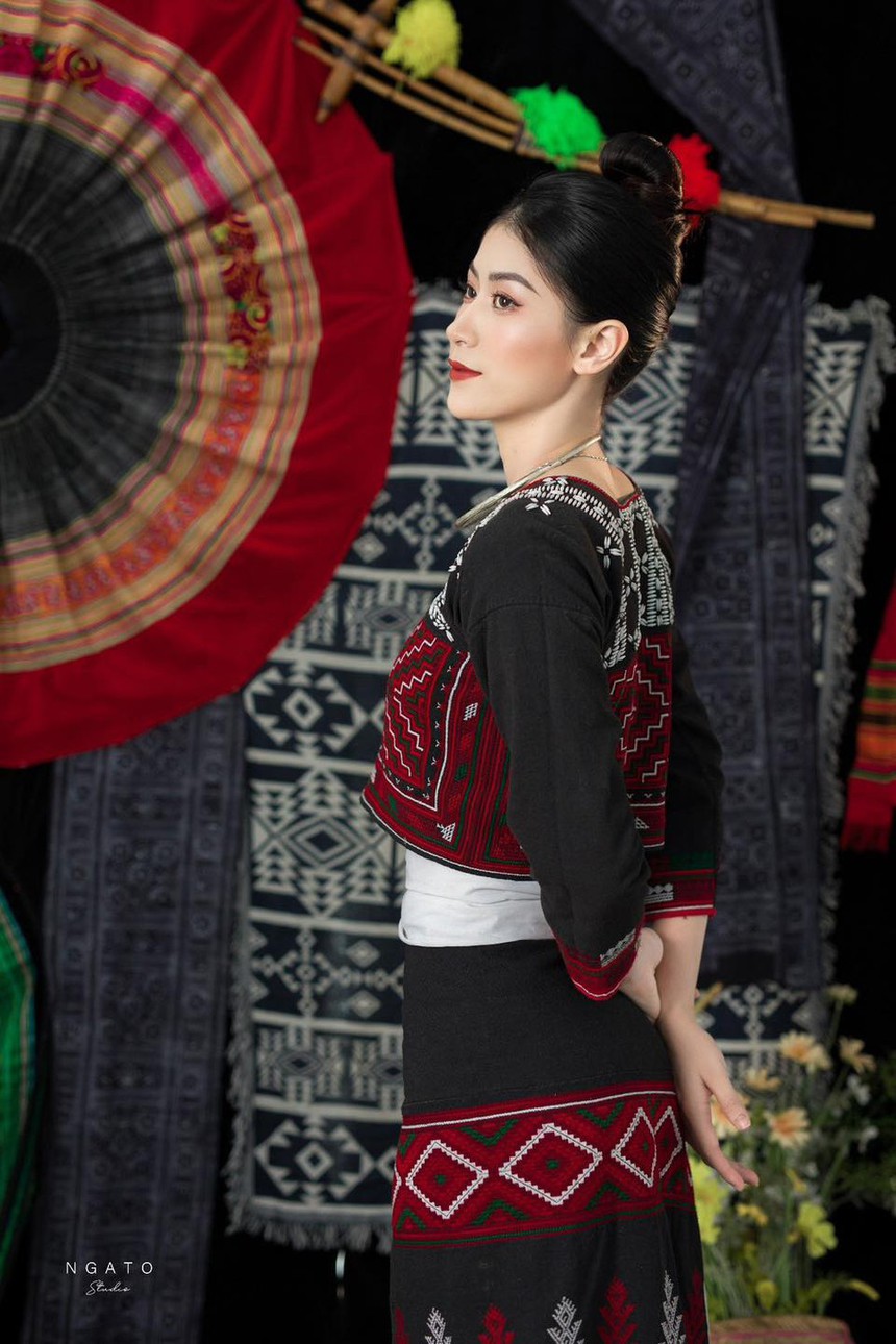 Hoa khôi bóng chuyền VTV Cup thả dáng như siêu mẫu, CĐV tấm tắc khen ngợi - Ảnh 4. Hoa khôi bóng chuyền VTV Cup thả dáng như siêu mẫu, CĐV tấm tắc khen ngợi - Ảnh 4.