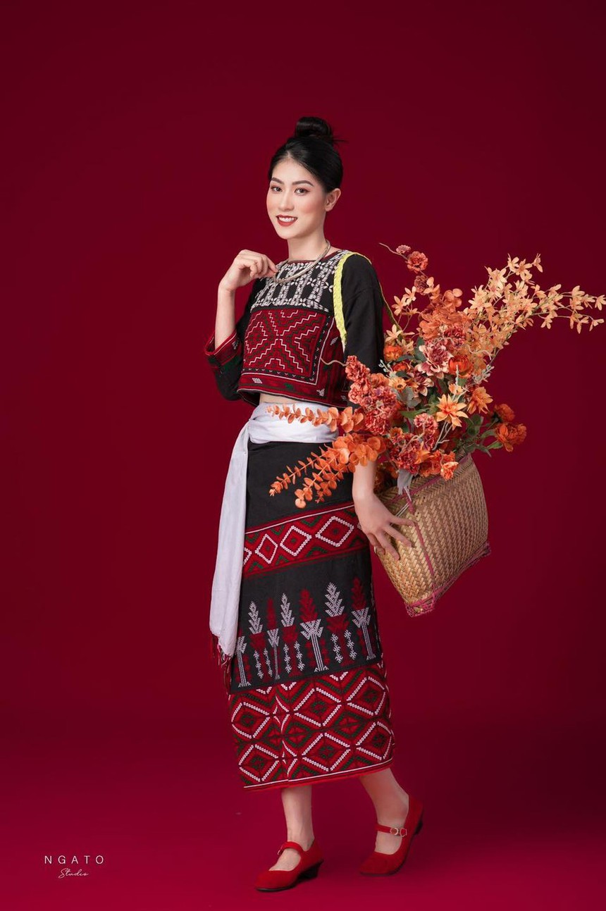 Hoa khôi bóng chuyền VTV Cup thả dáng như siêu mẫu, CĐV tấm tắc khen ngợi - Ảnh 5. Hoa khôi bóng chuyền VTV Cup thả dáng như siêu mẫu, CĐV tấm tắc khen ngợi - Ảnh 5.