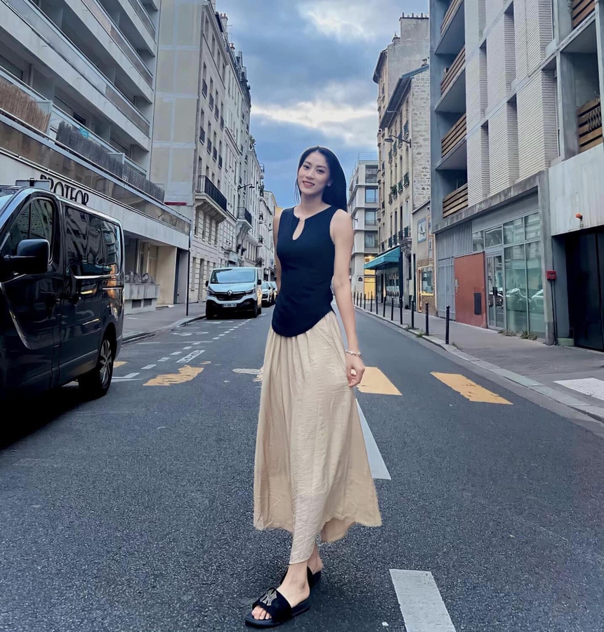 Hoa khôi bóng chuyền VTV Cup thả dáng như siêu mẫu, CĐV tấm tắc khen ngợi - Ảnh 2. Hoa khôi bóng chuyền VTV Cup thả dáng như siêu mẫu, CĐV tấm tắc khen ngợi - Ảnh 2.