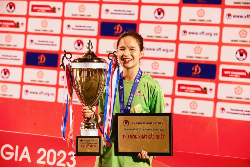 Thủ môn vừa vô địch U19 nữ quốc gia gây sốt vì nụ cười tỏa nắng cùng gu thời trang cá tính - Ảnh 3.