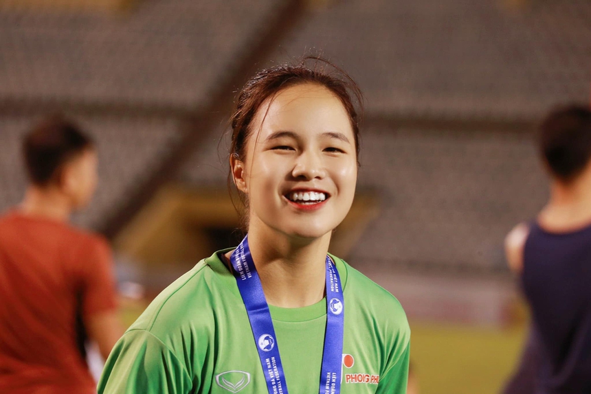 Thủ môn vừa vô địch U19 nữ quốc gia gây sốt vì nụ cười tỏa nắng cùng gu thời trang cá tính - Ảnh 4.