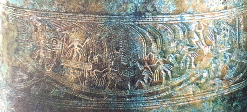 Nam hay nữ quyền trong thời kỳ Đông Sơn? (kỳ 2): Góc nhìn từ vũ khí, nông cụ và nhạc cụ Đông Sơn - Ảnh 2. Nam hay nữ quyền trong thời kỳ Đông Sơn? (kỳ 2): Góc nhìn từ vũ khí, nông cụ và nhạc cụ Đông Sơn - Ảnh 2.