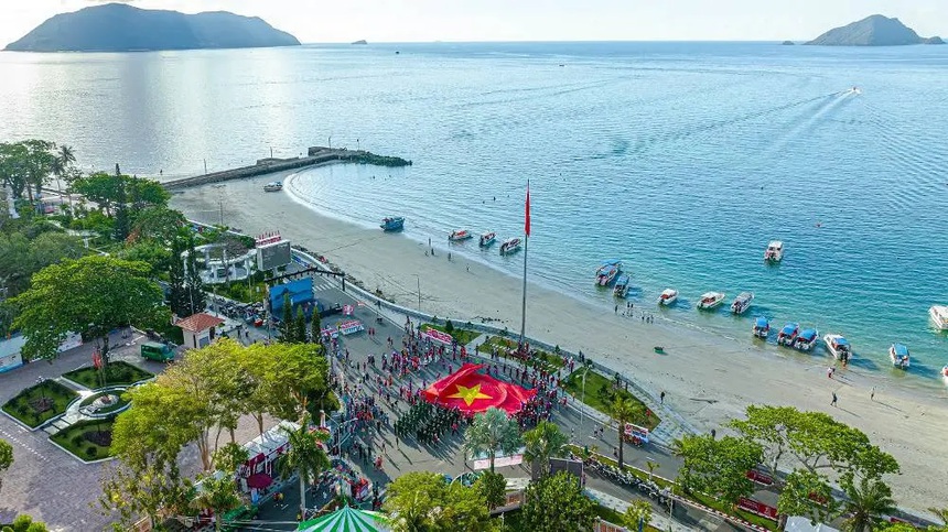 Từ 15/9, người dân không được mang túi nilon, đồ nhựa dùng một lần ra đảo Cô Tô - Ảnh 1. Từ 15/9, người dân không được mang túi nilon, đồ nhựa dùng một lần ra đảo Cô Tô - Ảnh 1.