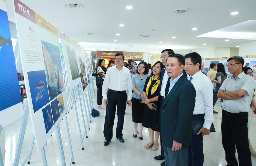 Giải Ảnh báo chí Khoảnh khắc vàng lần thứ 6: Khẳng định sự nhạy bén, sức sáng tạo, sự dấn thân của các tác giả - Ảnh 10. Giải Ảnh báo chí Khoảnh khắc vàng lần thứ 6: Khẳng định sự nhạy bén, sức sáng tạo, sự dấn thân của các tác giả - Ảnh 10.