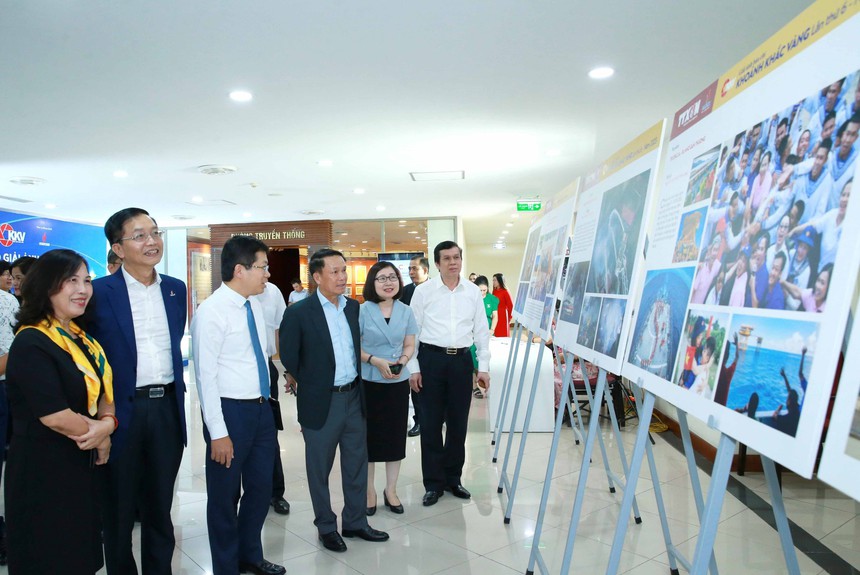 Giải Ảnh báo chí Khoảnh khắc vàng lần thứ 6: Khẳng định sự nhạy bén, sức sáng tạo, sự dấn thân của các tác giả - Ảnh 9. Giải Ảnh báo chí Khoảnh khắc vàng lần thứ 6: Khẳng định sự nhạy bén, sức sáng tạo, sự dấn thân của các tác giả - Ảnh 9.