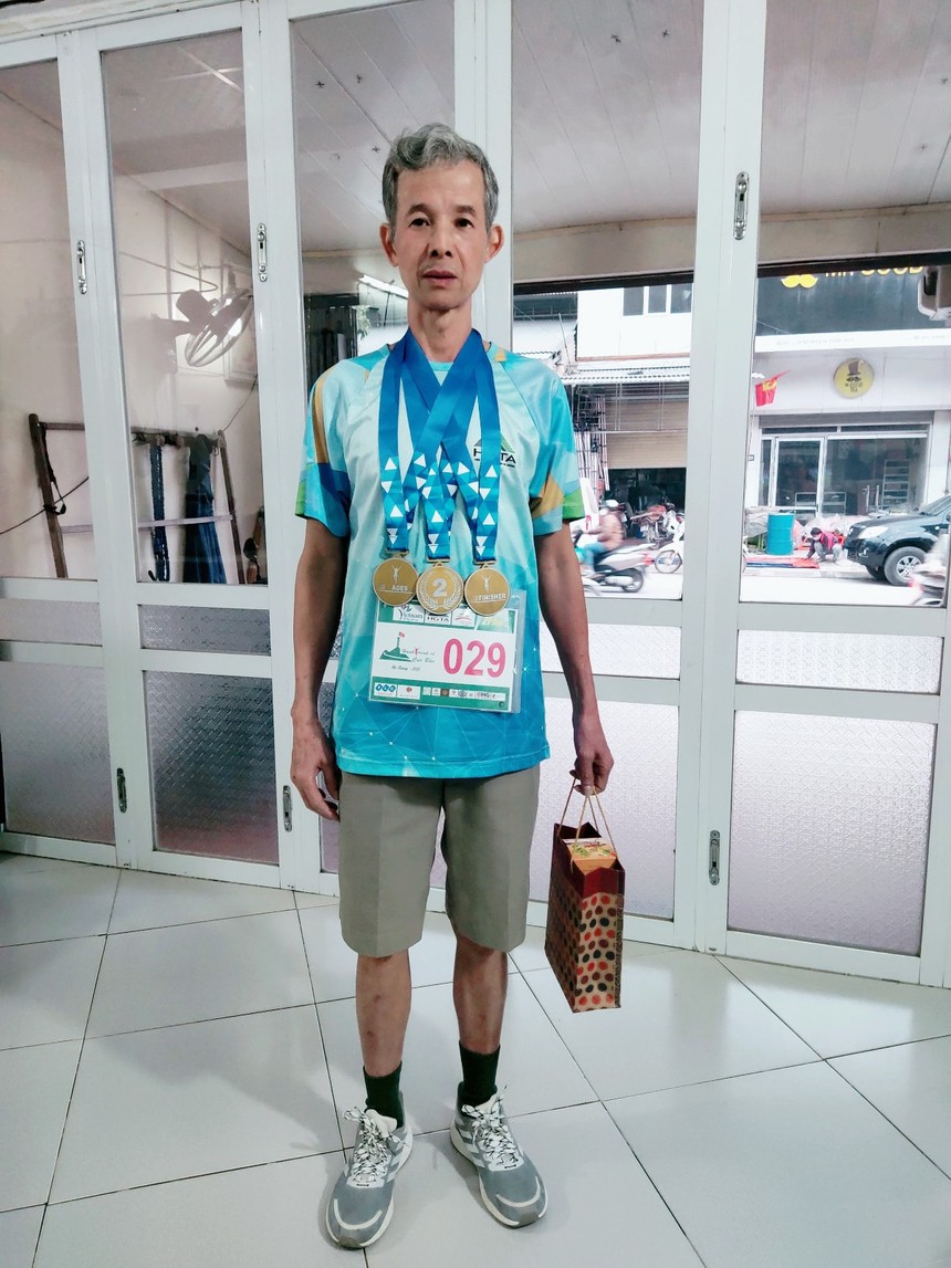 VĐV U60 gây sốt khi chạy marathon với thành tích khủng - Ảnh 7.