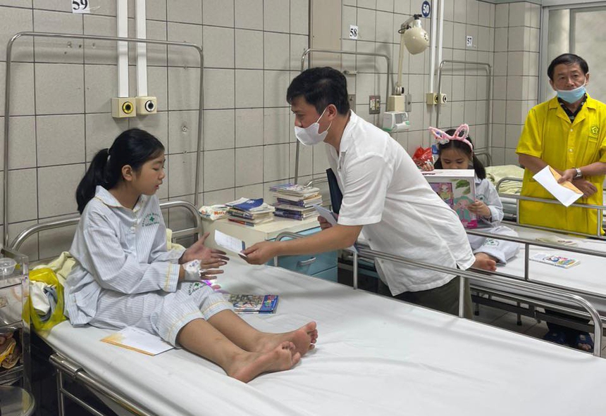 Chia sẻ nỗi đau với gia đình các nạn nhân vụ cháy chung cư mini - Ảnh 1. Chia sẻ nỗi đau với gia đình các nạn nhân vụ cháy chung cư mini - Ảnh 1.