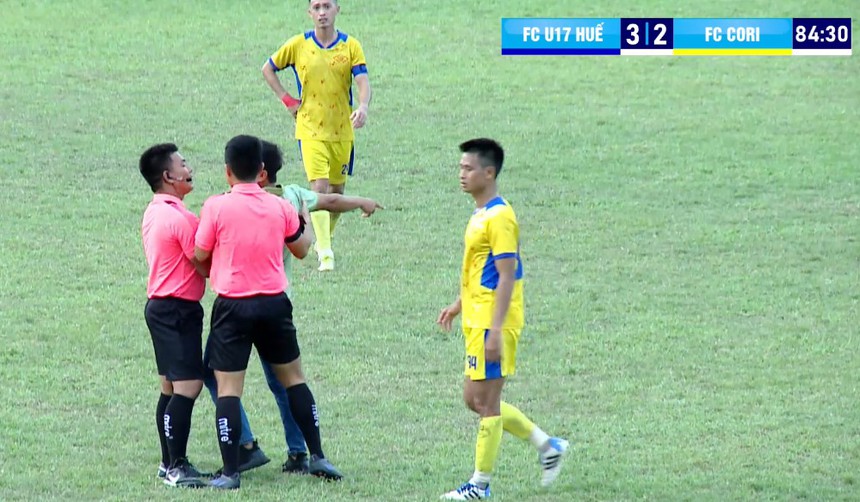 ‘Đi đường quyền’ với trọng tài sau khi thua ở chung kết, đội bóng phủi của Việt Nam nhận án kỷ luật cực nặng - Ảnh 2.