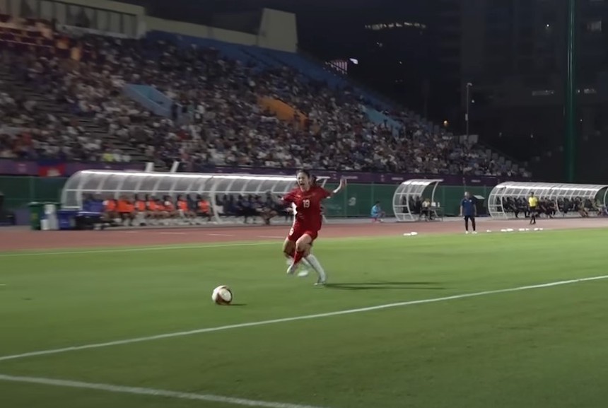 Thanh Nhã lăn vài vòng trên sân sau khi chạy như bay, cầu thủ Campuchia tới chắp tay xin lỗi còn CĐV Việt Nam xót xa - Ảnh 2.