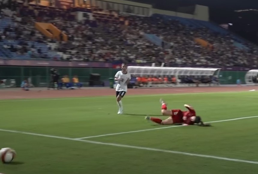 Thanh Nhã lăn vài vòng trên sân sau khi chạy như bay, cầu thủ Campuchia tới chắp tay xin lỗi còn CĐV Việt Nam xót xa - Ảnh 3.