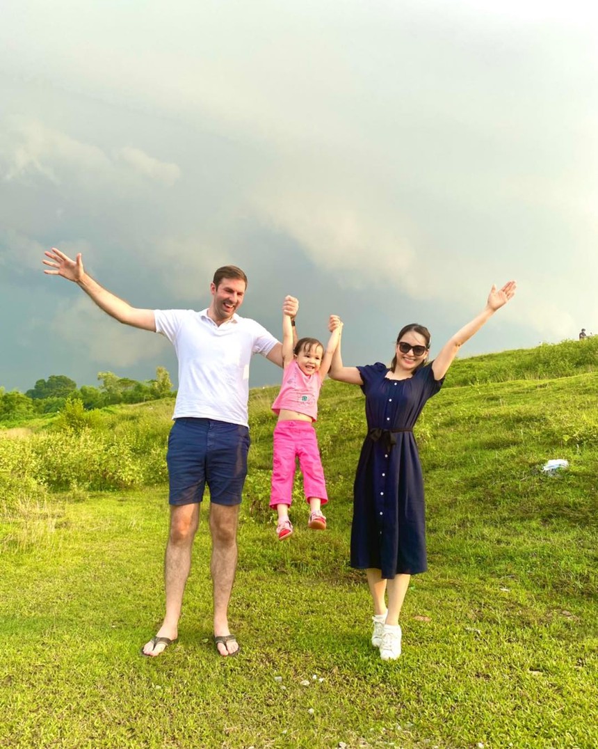 Lan Phương nổi bật bên ông xã cao 2m nhờ gu váy áo nổi bật - Ảnh 9.