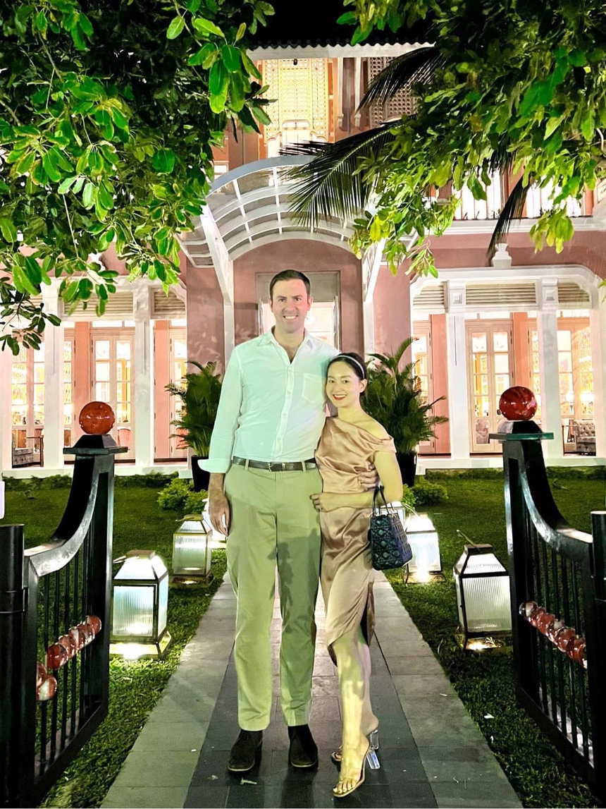 Lan Phương nổi bật bên ông xã cao 2m nhờ gu váy áo nổi bật - Ảnh 5.