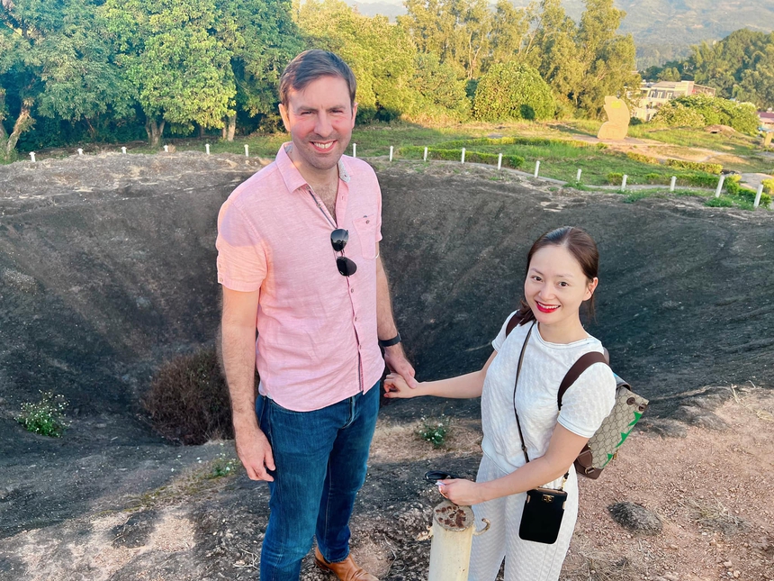 Lan Phương nổi bật bên ông xã cao 2m nhờ gu váy áo nổi bật - Ảnh 10.