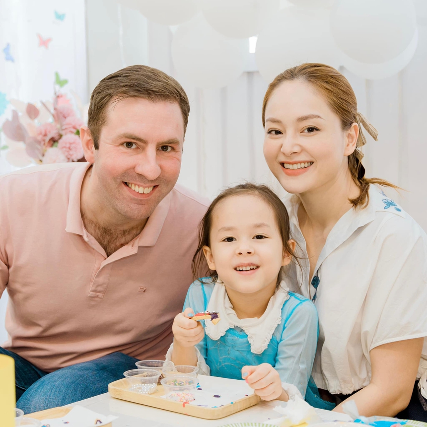 Lan Phương nổi bật bên ông xã cao 2m nhờ gu váy áo nổi bật - Ảnh 11.