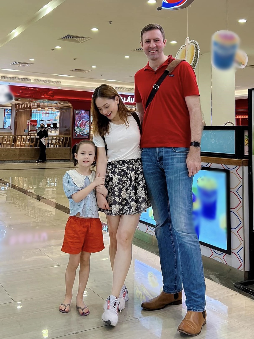 Lan Phương nổi bật bên ông xã cao 2m nhờ gu váy áo nổi bật - Ảnh 8.