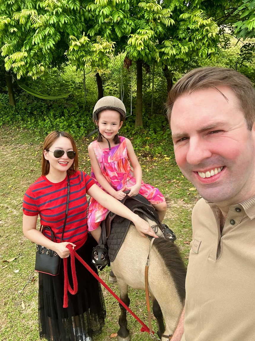 Lan Phương nổi bật bên ông xã cao 2m nhờ gu váy áo nổi bật - Ảnh 7.