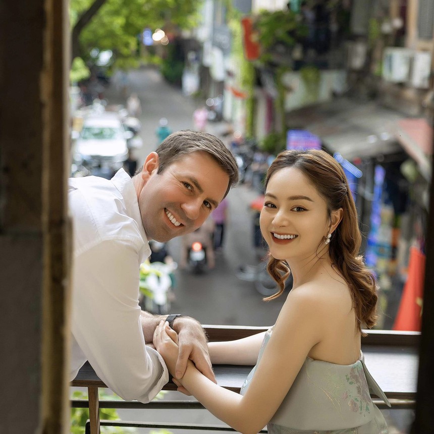 Lan Phương nổi bật bên ông xã cao 2m nhờ gu váy áo nổi bật - Ảnh 12.