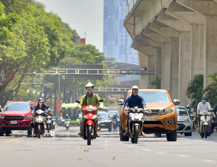  Thủ đô Hà Nội ngày nắng gián đoạn, đêm mưa - Ảnh 1.