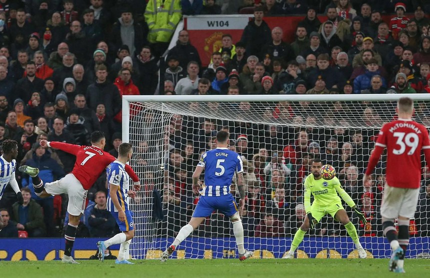 VIDEO | CĐV MU liên tục gọi tên Ronaldo trong trận thua 1-3 Brighton - Ảnh 4.