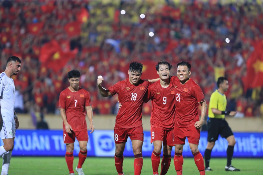 Văn Toàn mong "lột xác" dưới tay "Phù thuỷ trắng" - Ảnh 2. Văn Toàn mong "lột xác" dưới tay "Phù thuỷ trắng" - Ảnh 2.