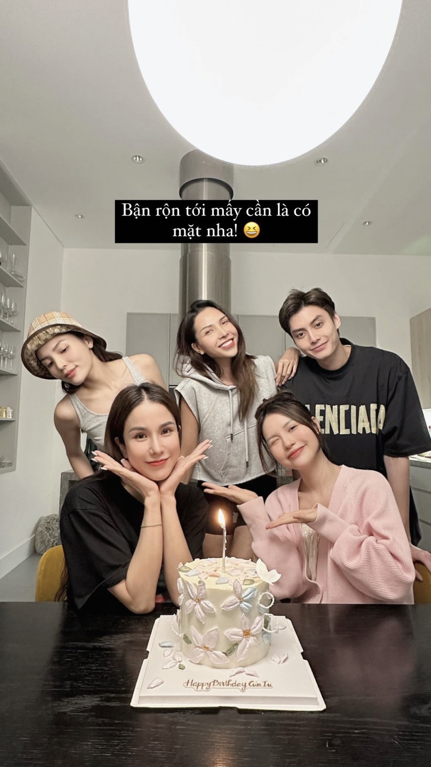 Sao Việt 17/9: Dàn hậu nhà Sen Vàng thắp hương cho các nạn nhân vụ cháy ccmn, Hòa Minzy thấy có lỗi khi không cho con trai gia đình tròn vẹn - Ảnh 3. Sao Việt 17/9: Dàn hậu nhà Sen Vàng thắp hương cho các nạn nhân vụ cháy ccmn, Hòa Minzy thấy có lỗi khi không cho con trai gia đình tròn vẹn - Ảnh 3.